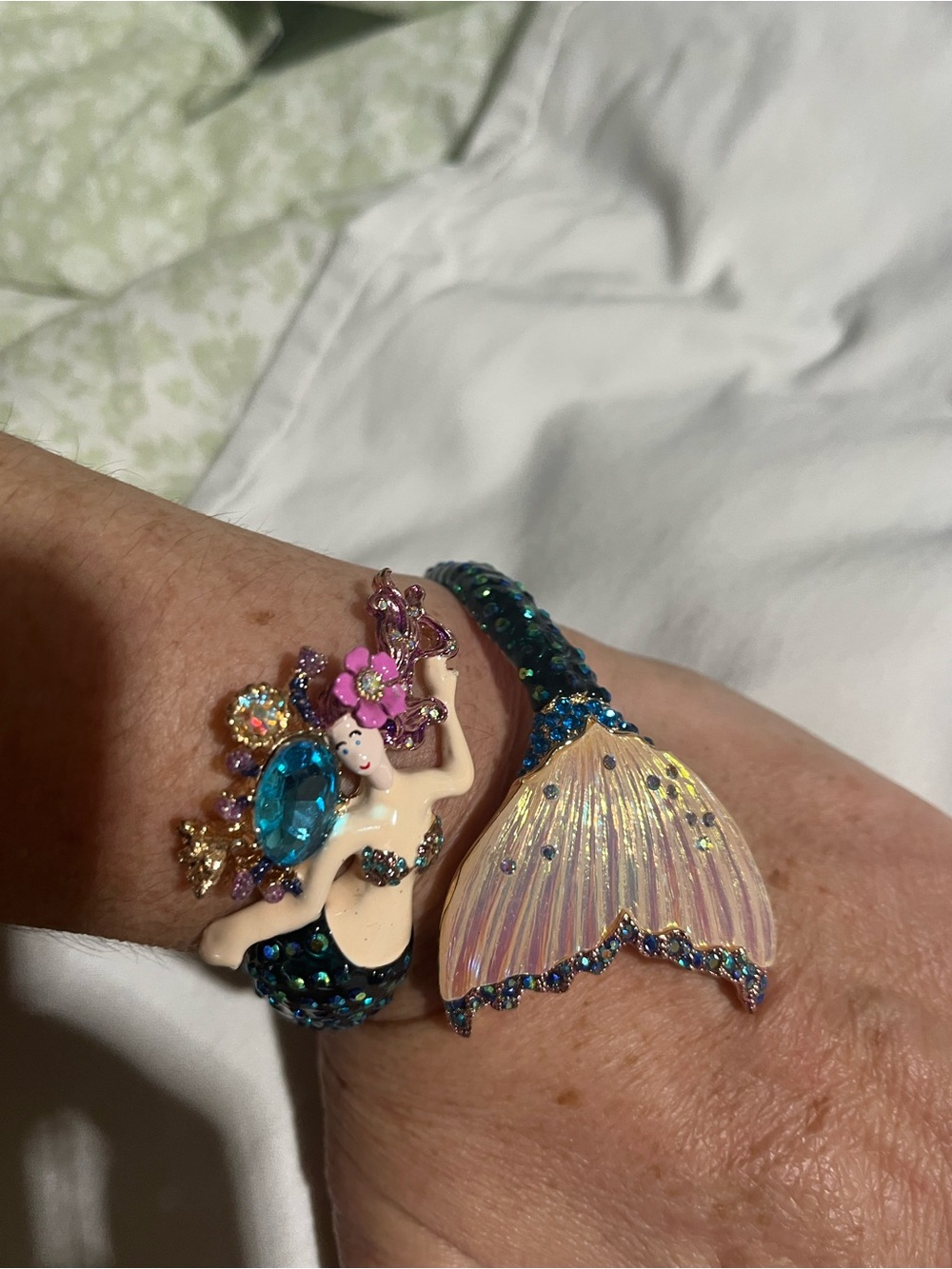 Betsey Johnson Iridescent Pink & Teal Mermaid Tail Bracelet. - Picture 3 of 4